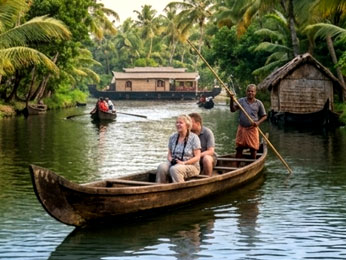 canoeing_in_Munroe_Island_Backwaters