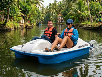 pedal_boating_in_Munroe_Island_Backwaters
